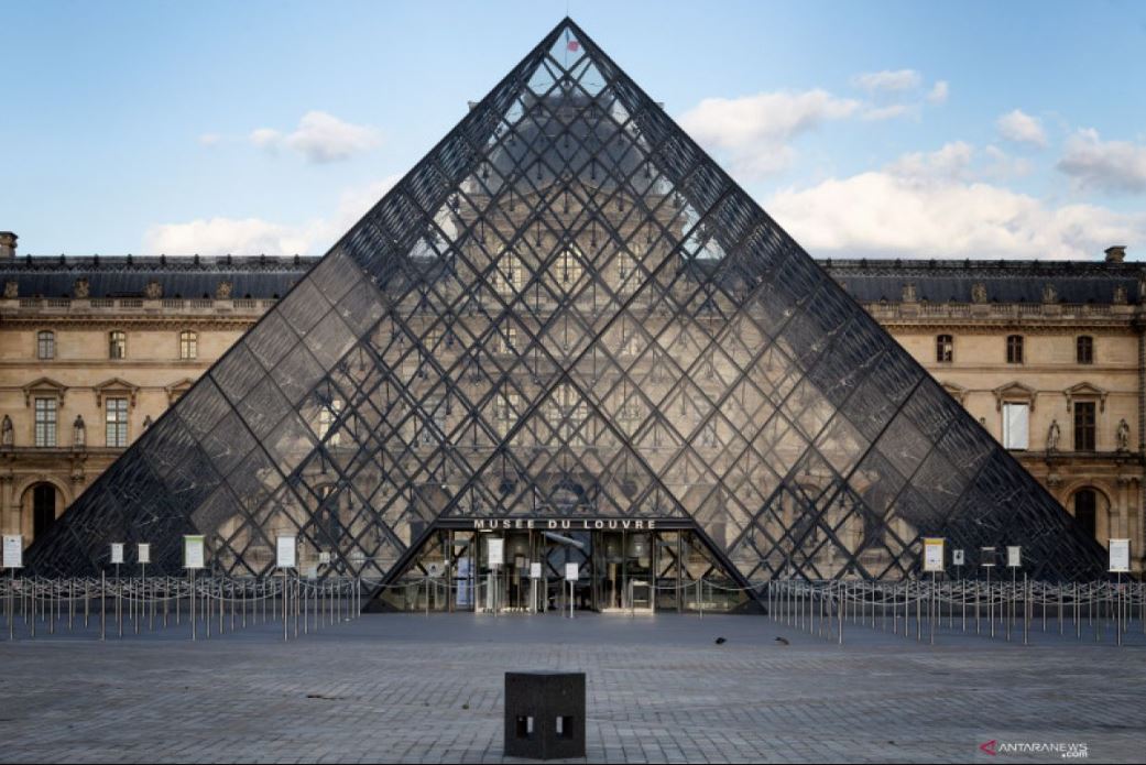Museum Louvre Paris ditutup usai sembilan perhiasan koleksi Napoleon dirampok.