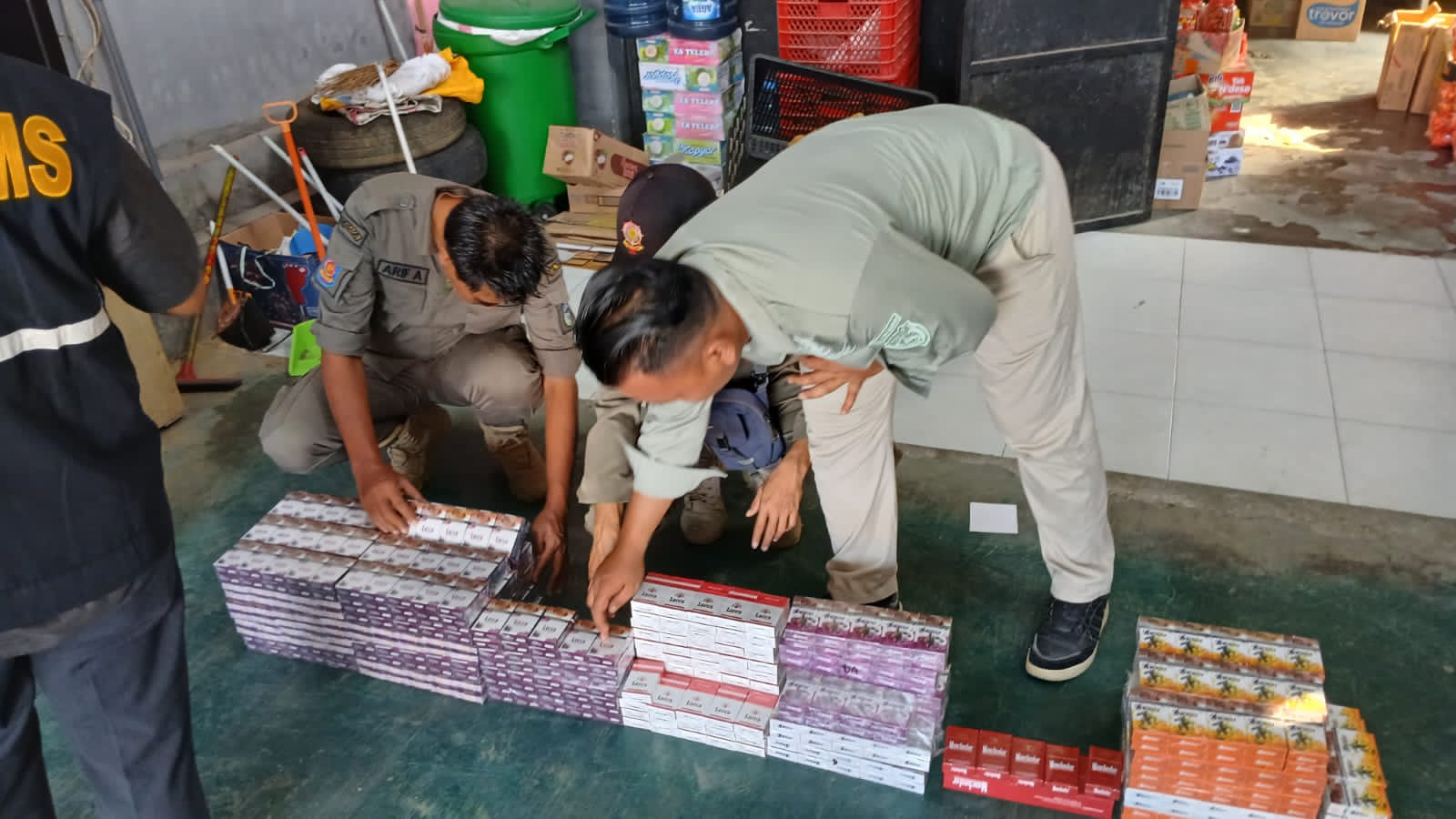 Operasi gabungan Satpol PP bersama Bea Cukai menindak peredaran rokok ilegal di Pacitan. FOTO: DOK/RADAR PACITAN