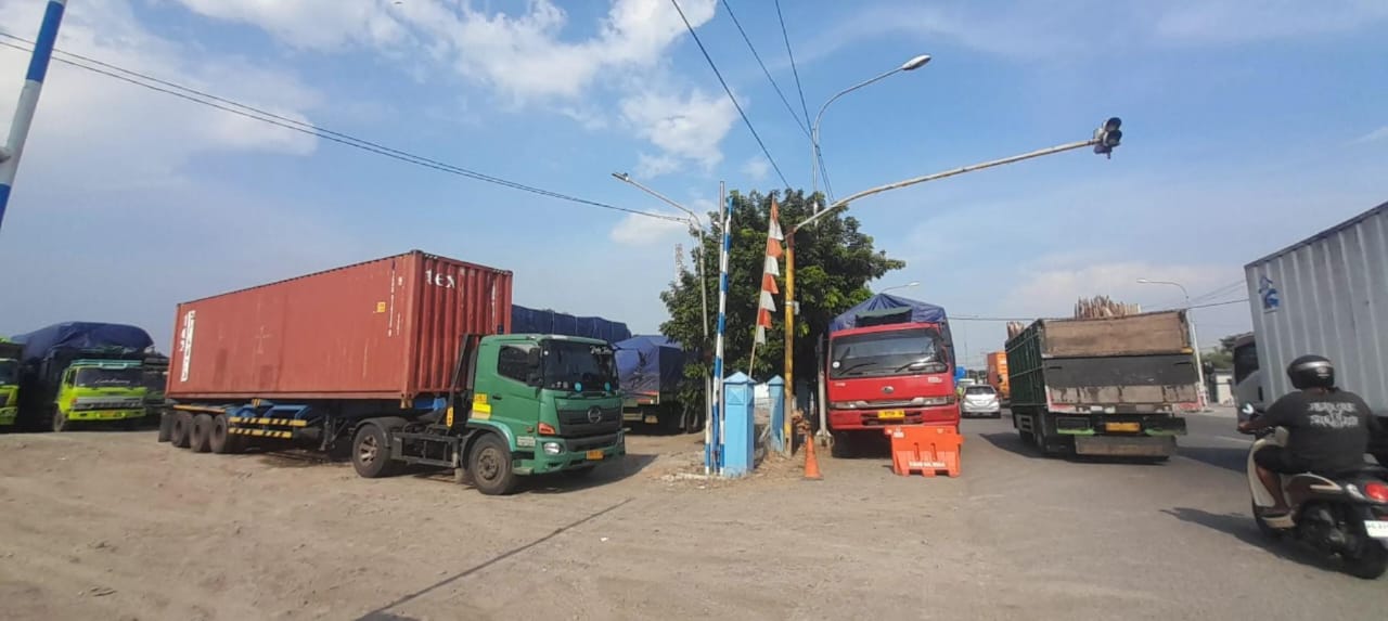 Aktivitas padat di terminal kargo Ngawi membuat banyak sopir truk parkir di tepi jalan nasional. ASEP SYAEFUL BACHRI/JAWA POS RADAR NGAWI