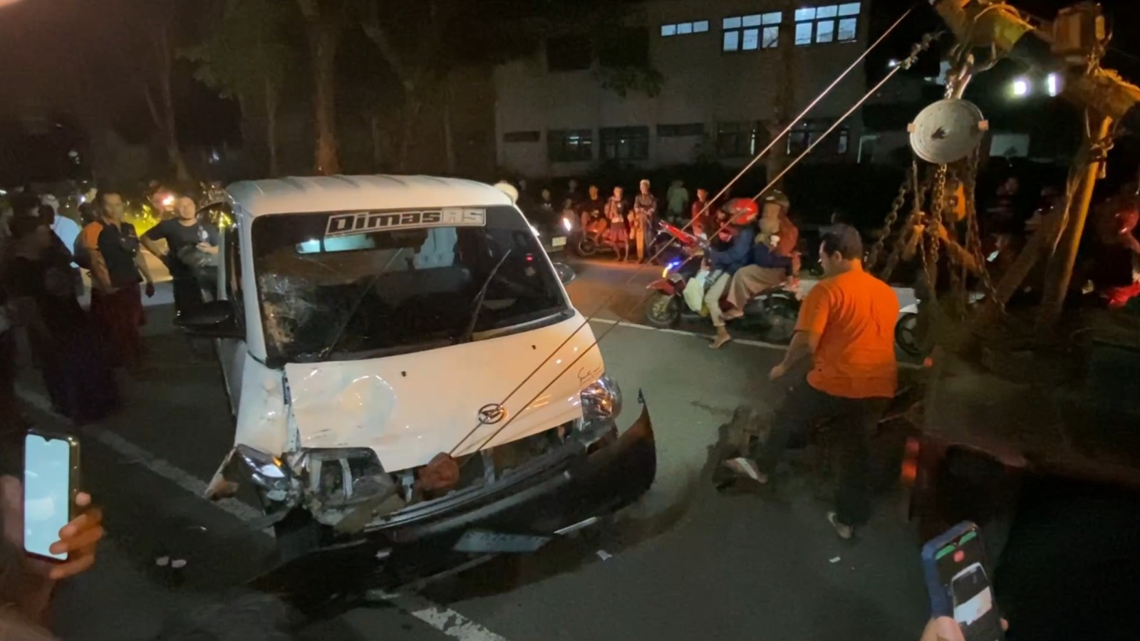 Pikap yang dikemudikan Muhamad Alfin Mubarok, warga Desa Paringan, Jenangan, ringsek setelah menabrak Amelia Mahalgita hingga tewas di lokasi, Minggu malam (19/10). SUGENG DWI N./RADAR PONOROGO