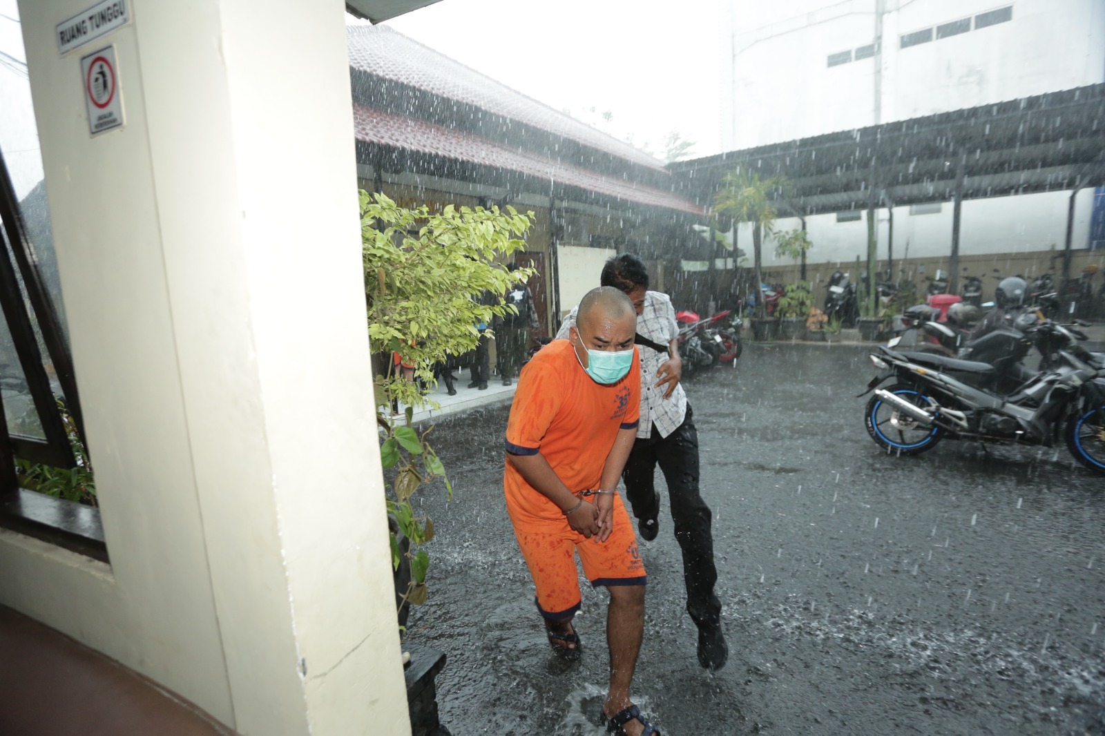 Andri Irfianto alias AI asal Sidoarjo dibekuk Satreskrim Polres Madiun Kota usai membawa kabur motor milik kenalannya yang baru dikenalnya lewat aplikasi kencan. BAGAS BIMANTARA/JAWA POS RADAR MADIUN
