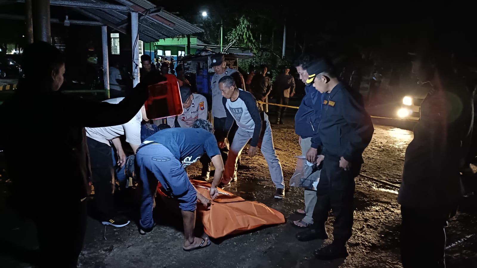 Petugas melakukan olah TKP di lokasi sopir truk tebu yang tewas tersengat listrik di area parkir PG Rejo Agung Baru, Kota Madiun. POLSEK MANGUHARJO UNTUK RADAR MADIUN