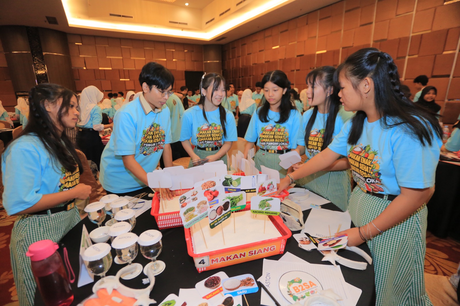 Para siswa diajak belajar mengenal pangan sehat sekaligus mencegah pemborosan makanan. BAGAS BIMANTARA/JAWA POS RADAR MADIUN