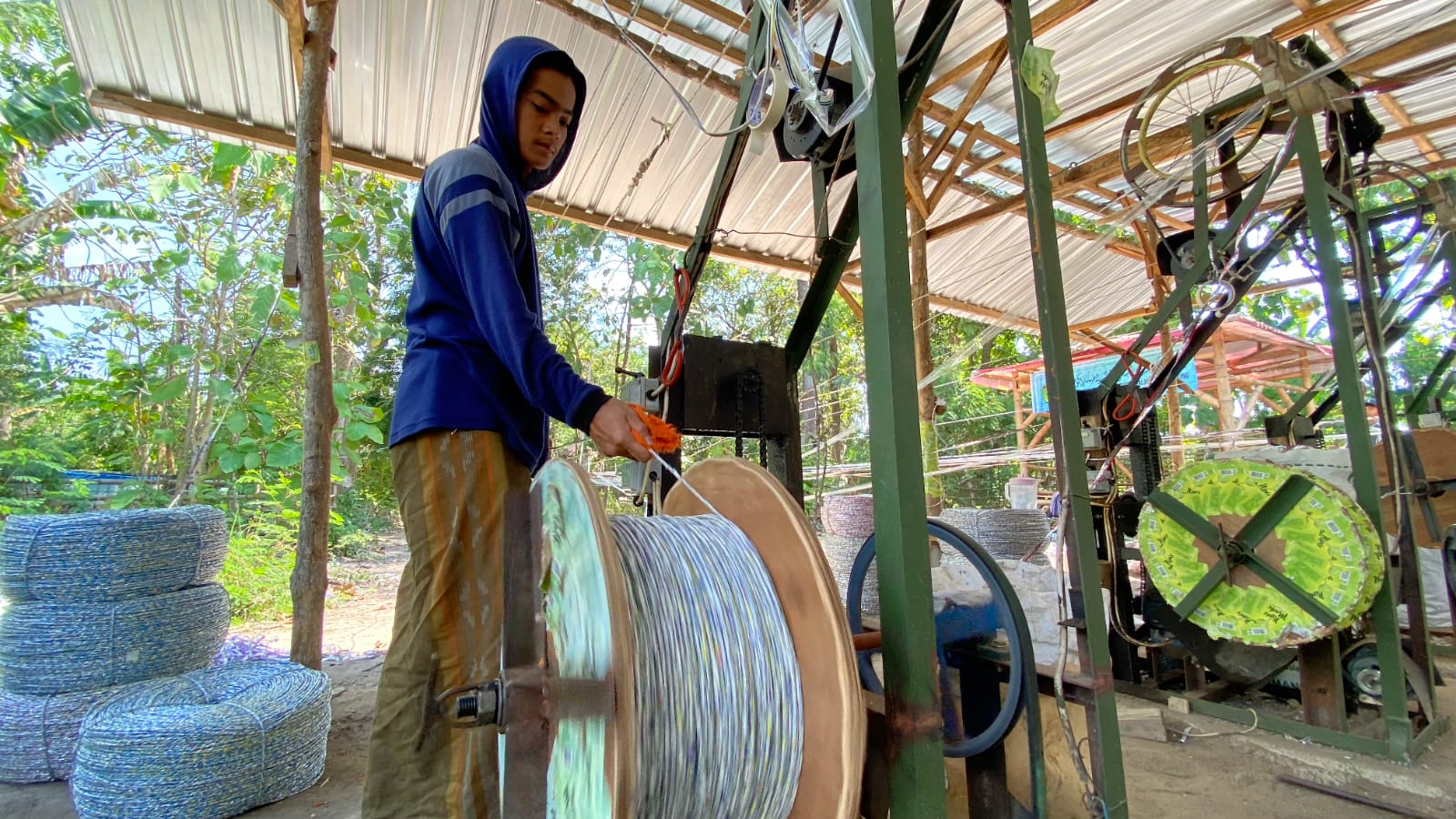 Para santri Pondok Pesantren Darussalam Mekar Agung, Kebonsari, memproduksi tali tampar dari limbah plastik sebagai bekal keterampilan wirausaha. DIAN RAHAYU/RADAR MADIUN