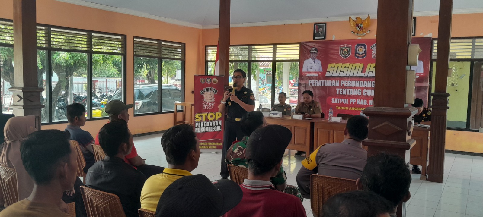 Satpol PP Ngawi dan Kantor Bea Cukai Madiun memberikan sosialisasi bahaya rokok ilegal kepada warga Desa Baderan, Geneng, kemarin (20/10). ASEP SYAEFUL BACHRI/JAWA POS RADAR NGAWI