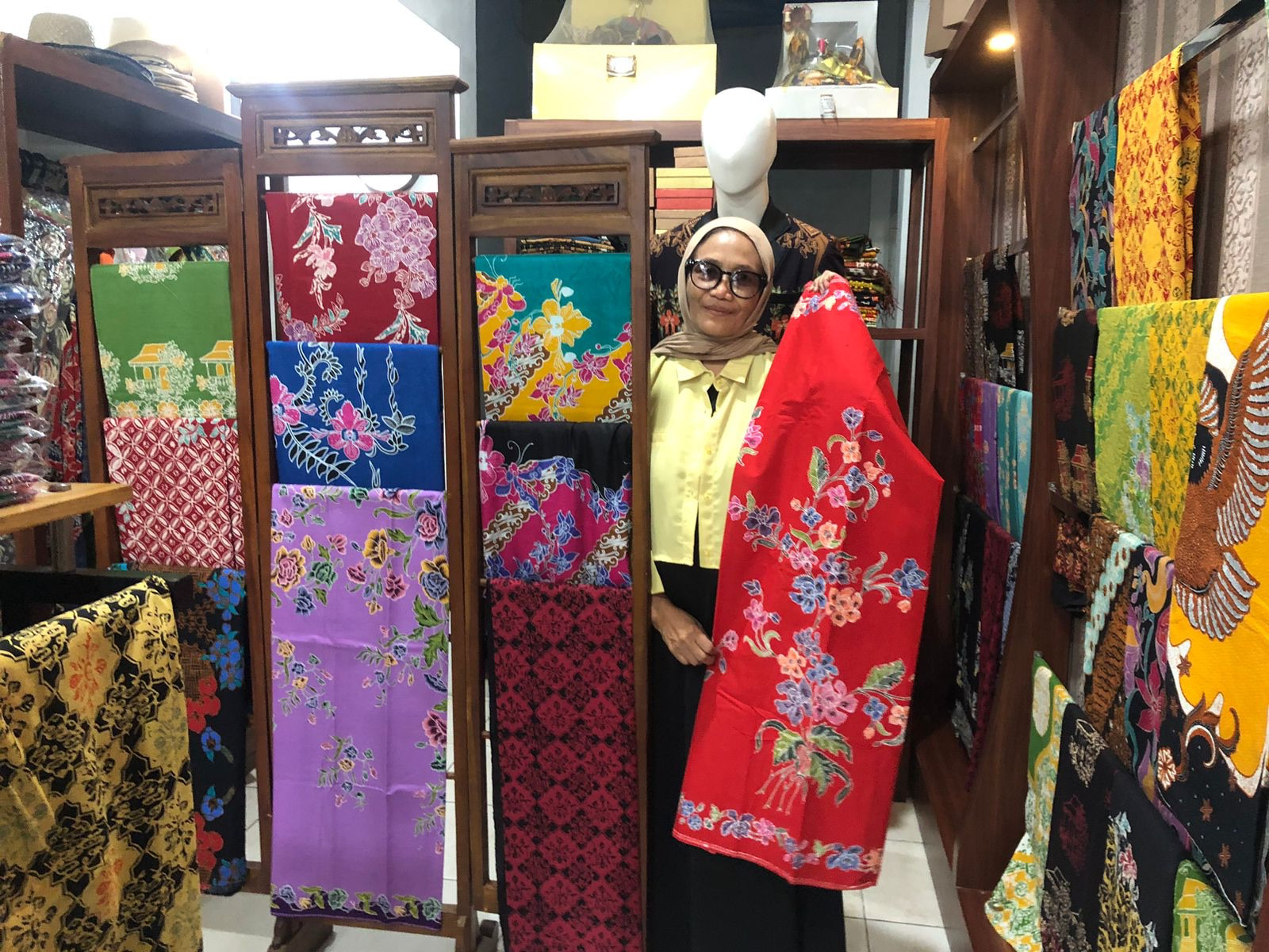 Datik Daryanti, pendiri Datik Batik, memperkenalkan motif khas Tangerang Selatan yang kini menembus pasar nasional dan internasional. ISTIMEWA