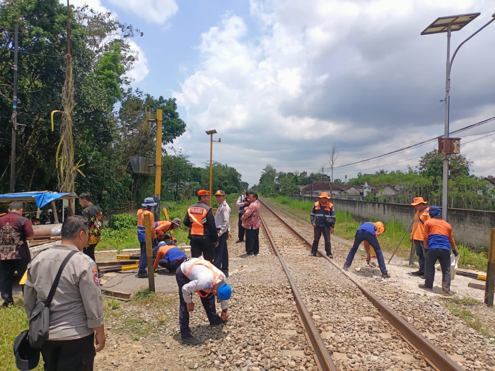 Petugas KAI Daop 7 Madiun melakukan normalisasi jalur rel di Blitar untuk mendukung peningkatan kecepatan kereta api hingga 120 km/jam. Foto: Dok. KAI Daop 7 Madiun