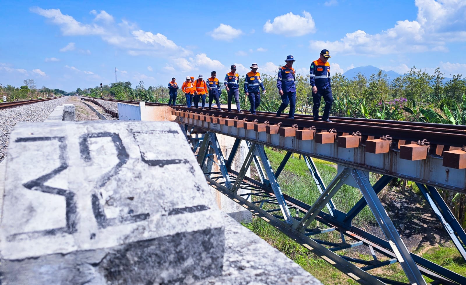 Petugas KAI Daop 7 Madiun memeriksa kondisi jalur rel dan drainase di lintasan Saradan&ndash;Bagor dalam rangka antisipasi musim hujan. Foto: Dok. KAI Daop 7 Madiun