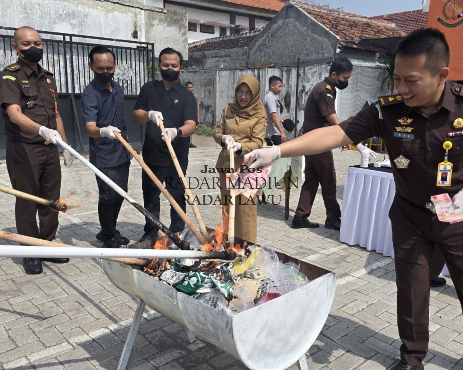 Kejari Ngawi memusnahkan uang palsu senilai Rp11 miliar dari dua kasus peredaran. Pemusnahan dilakukan dengan cara dibakar. Foto: Asep Syaeful Bachri/Jawa Pos Radar Ngawi