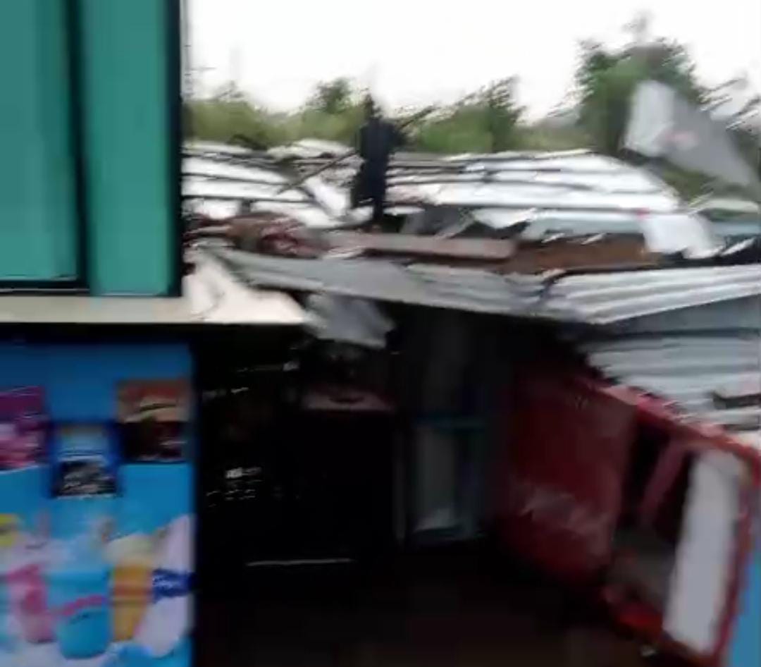 Petugas BPBD Kabupaten Madiun mengidentifikasi kerusakan usai angin kencang; penanganan darurat dilakukan di tiga titik terdampak. Foto: Dok. Radar Caruban/BPBD Kabupaten Madiun