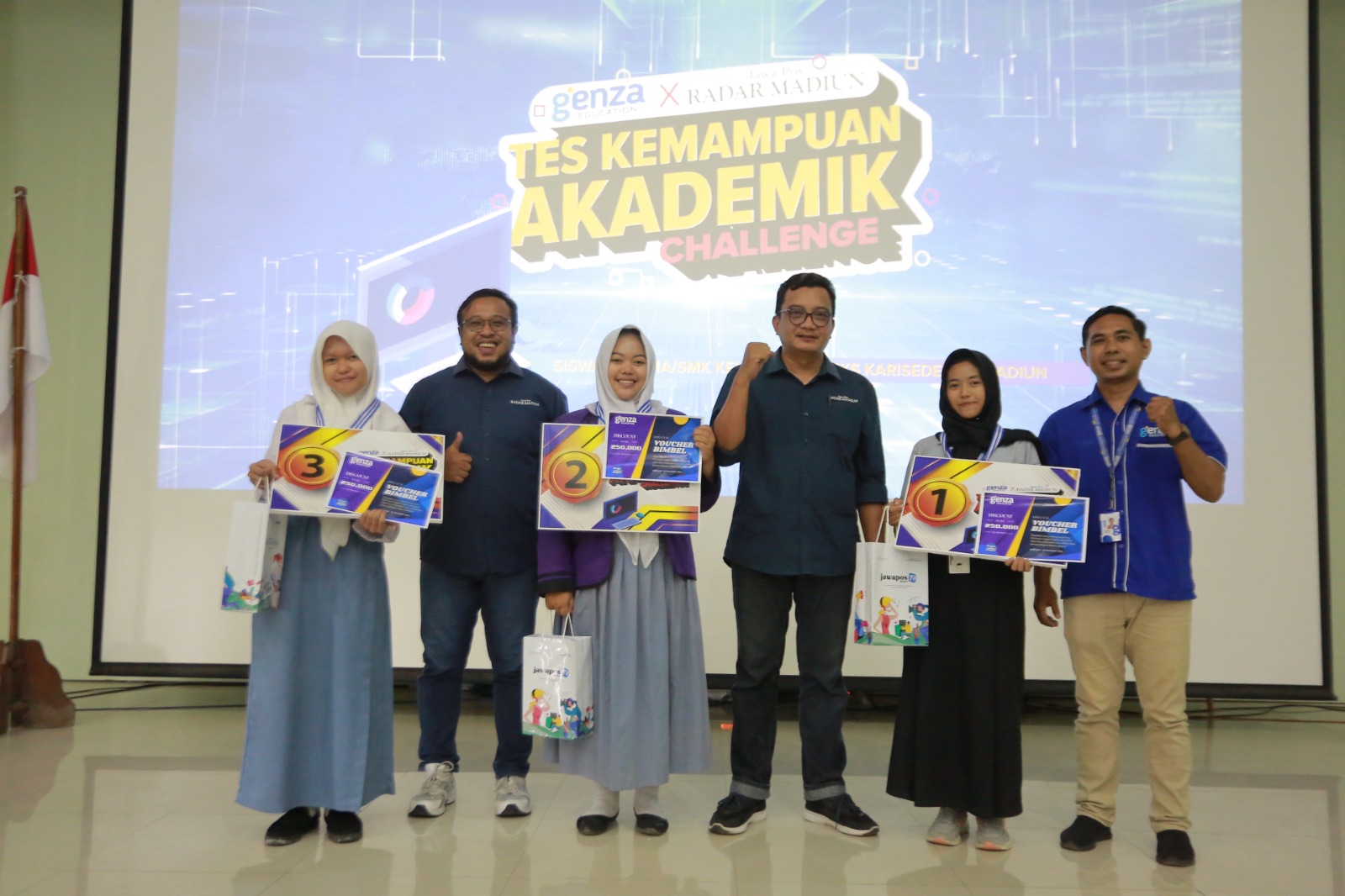 Siswa SMAN 1 Geger Cahaya Ida Aulia meraih juara pertama TKA Challenge 2025 di Unmer Madiun, ajang hasil kolaborasi Radar Madiun dan Genza Education. BAGAS BIMANTARA/RADAR MADIUN