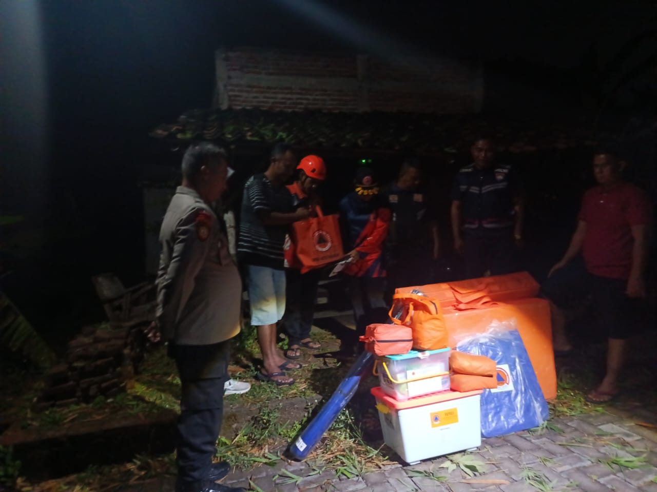 Petugas BPBD Kota Madiun melakukan asesmen kerusakan rumah warga usai angin kencang. Total kerugian mencapai Rp34 juta. Foto: Dok. Radar Madiun