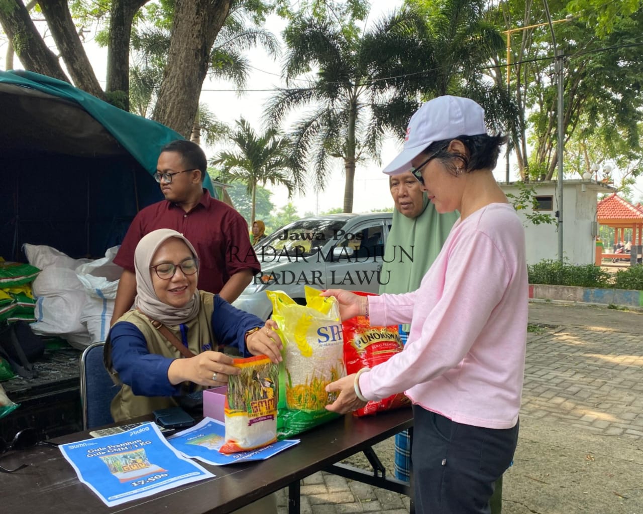 Warga antre membeli bahan pokok di Gerakan Pangan Murah (GPM) Lapak Kampir Kanigoro, Madiun. Program ini digelar untuk menjaga daya beli masyarakat. Foto: Erlita Herminingsih/Jawa Pos Radar Madiun