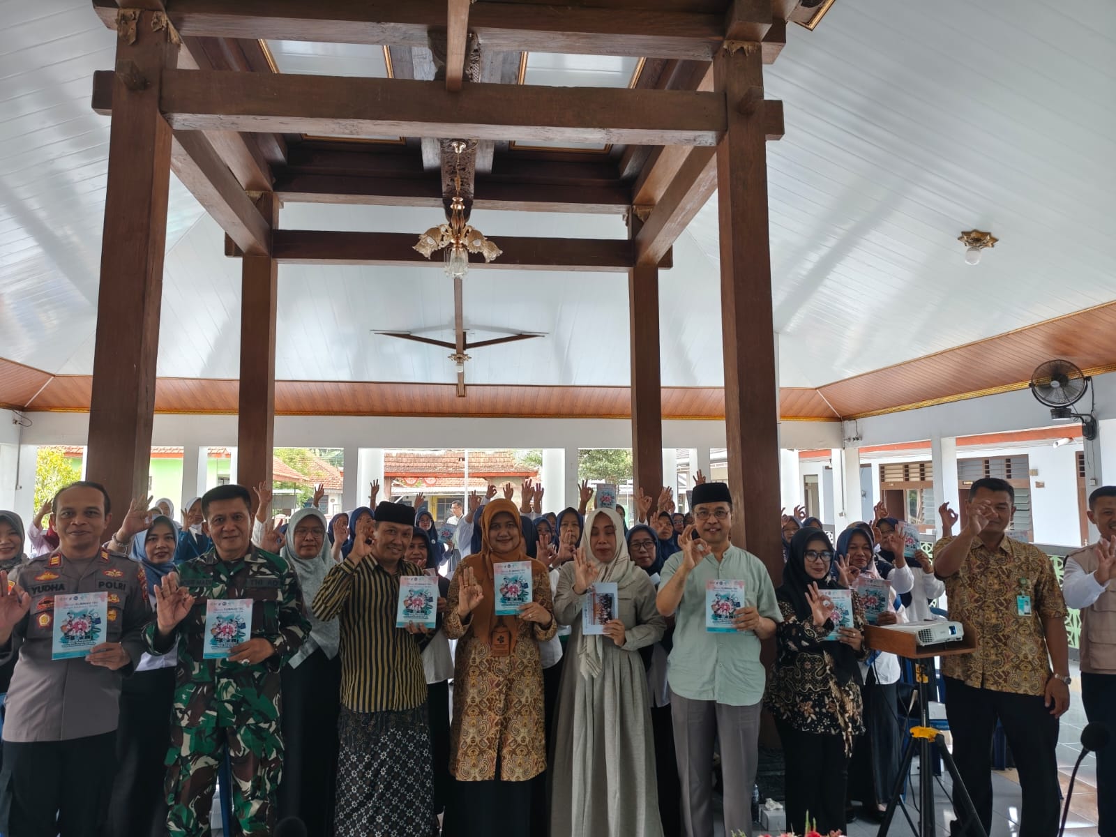 Ketua Prodi D3 Keperawatan (Kampus Kab. Ponorogo) Poltekkes Kemenkes, Endang Purwaningsih, S.Kep., Ns., M.Kep dan jajaran menggelar program MATRAS TBC di Kel. Kadipaten, Babadan, Ponorogo.