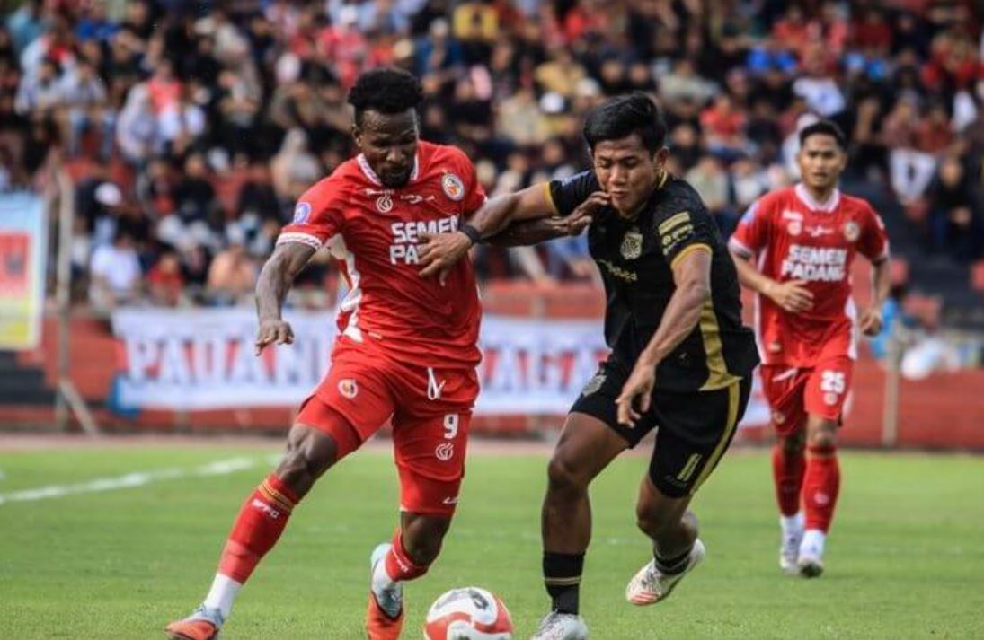 Duel pemain Semen Padang vs Bhayangkara FC di BRI Super League.