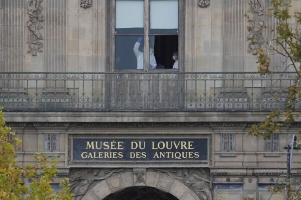 Perampokan tercepat dalam sejarah Louvre: mahkota, kalung, dan bros kerajaan Prancis hilang dalam waktu tujuh menit.