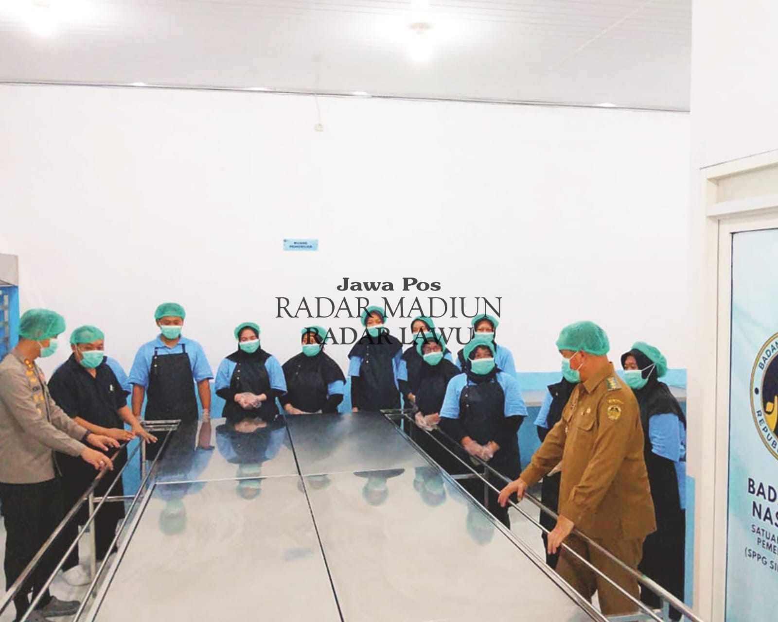 Bupati Madiun Hari Wuryanto meninjau SPPG Desa Simo, Balerejo, yang baru diresmikan. Pemkab targetkan seluruh SPPG kantongi SLHS awal 2026. Foto: Loditya Fernandez/Radar Madiun
