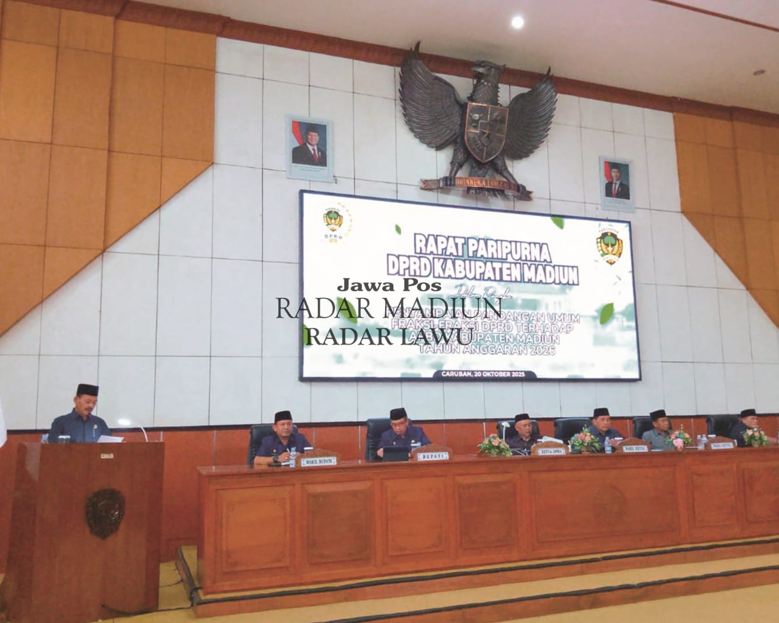 Ketua Fraksi PDIP DPRD Kabupaten Madiun, Budi Wahono, menyampaikan pandangan umum fraksi dalam rapat paripurna membahas RAPBD 2026. Foto: Loditya Fernandez/Radar Madiun
