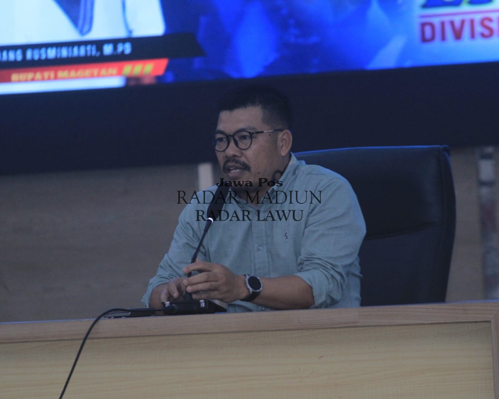 Ketua DPRD Magetan Suratno menyoroti kelayakan GOR Ki Mageti pasca Livoli 2025 dan mendorong pemkab mempercepat perbaikan fasilitas olahraga. Foto: Aji Putra/Radar Magetan
