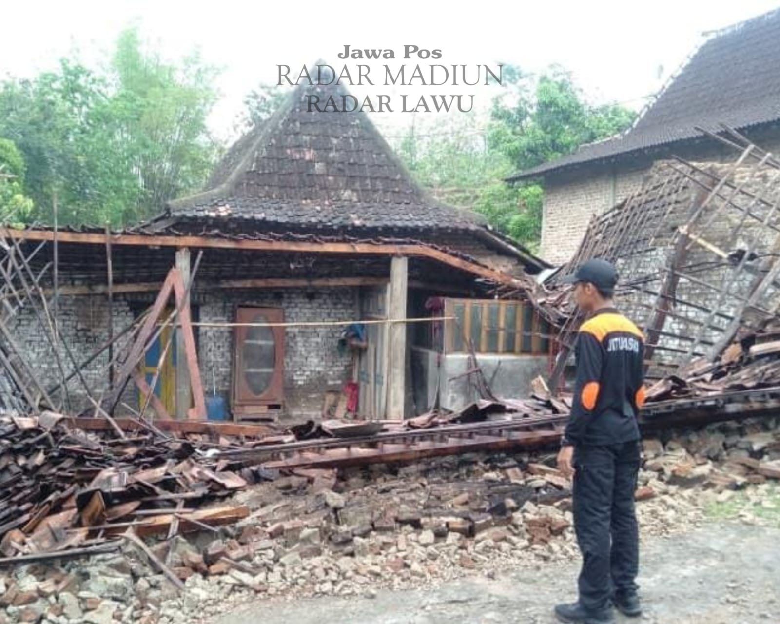 BPBD Magetan asesmen kerusakan dapur rumah warga di Selotinatah, Ngariboyo, usai cuaca ekstrem. Foto: BPBD untuk Radar Magetan