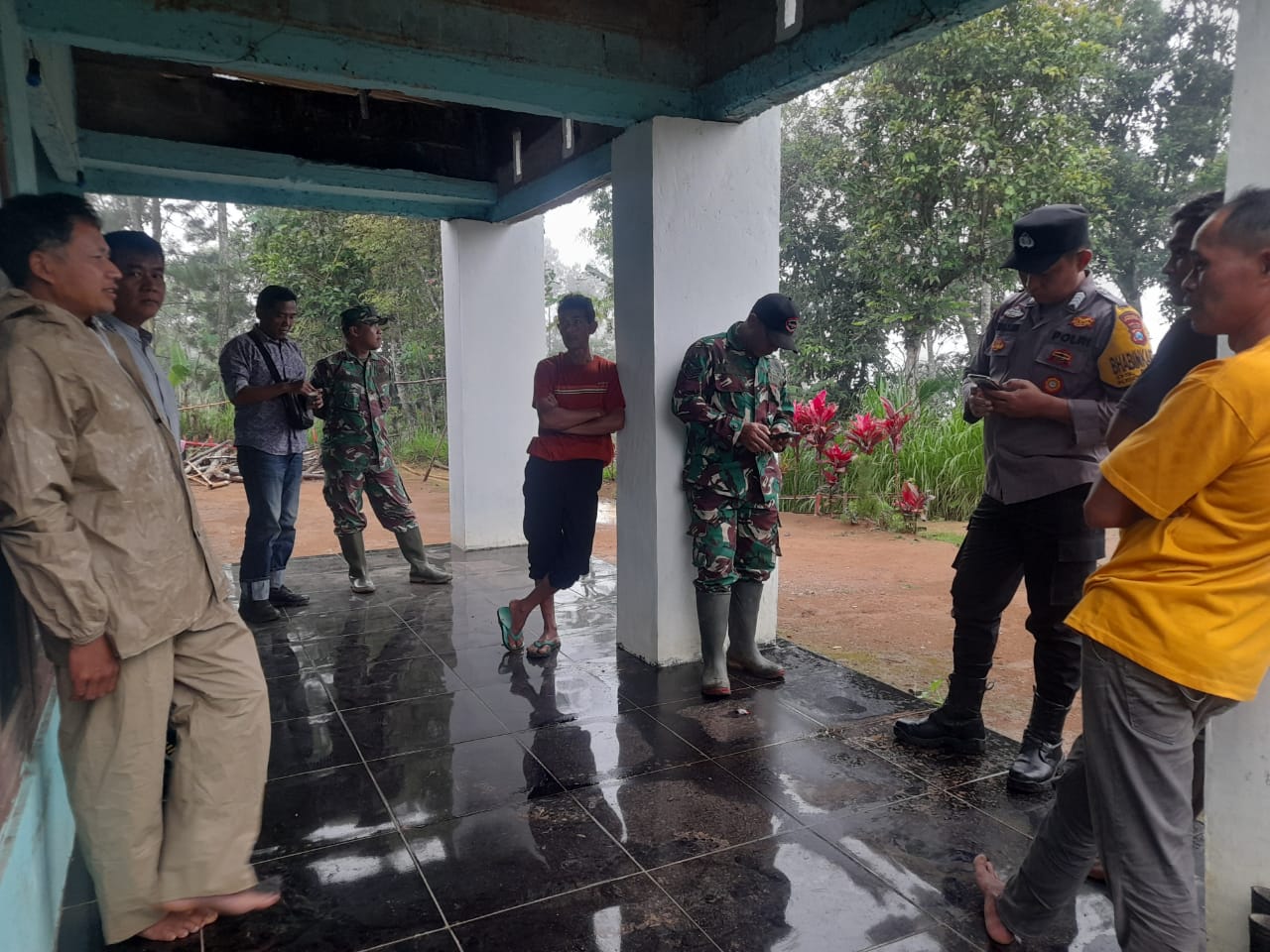 NAHAS: Petugas dan warga mengevakuasi korban tewas akibat jatuh dari pohon waru di Desa Bandar, Pacitan, Rabu (22/10). BPBD untuk Radar Pacitan