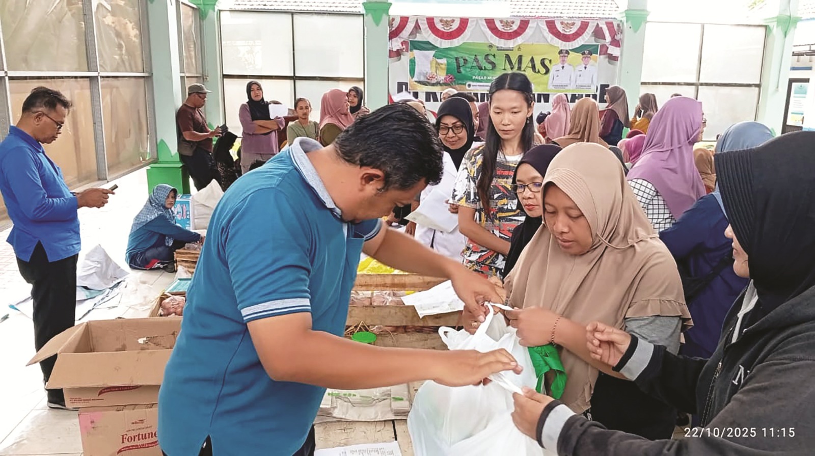 Warga Kecamatan Kare memadati pasar sembako murah yang digelar Pemkab Madiun. Kegiatan ini diharapkan mampu menjaga daya beli masyarakat di tengah kenaikan harga bahan pokok. Dian Rahayu/Radar Madiun