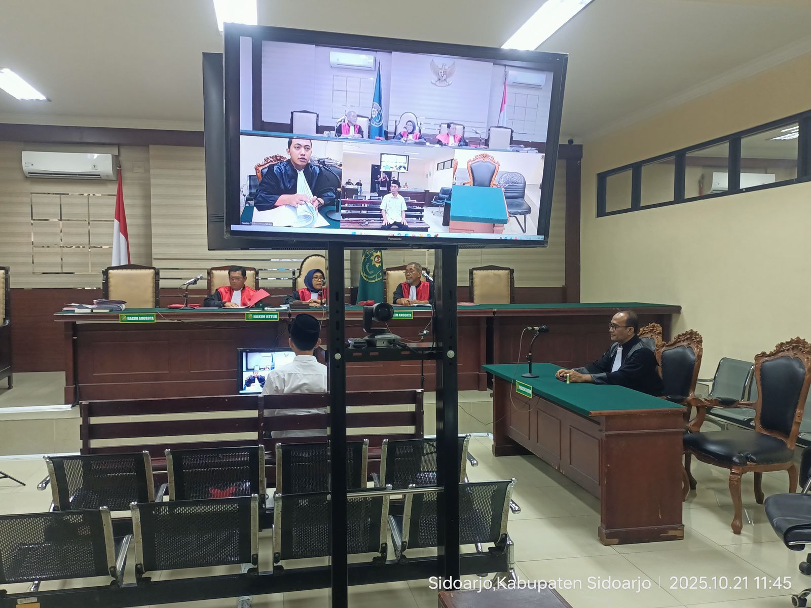 Jaksa Kejari Ponorogo membacakan tuntutan terhadap Syamhudi Arifin dalam sidang kasus korupsi dana BOS SMK PGRI 2 Ponorogo di Pengadilan Tipikor Surabaya. KEJARI UNTUK RADAR PONOROGO