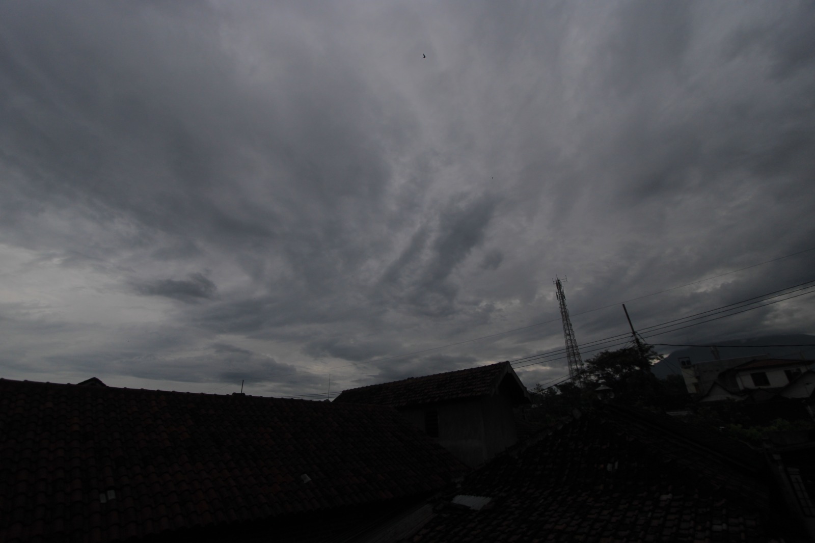 Mendung gelap menggantung di langit wilayah perkotaan Magetan. AJI PUTRA/RADAR MAGETAN
