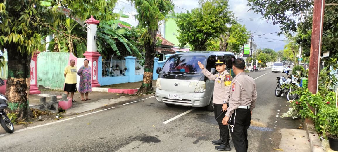 Polisi olah TKP kecelakaan di Jalan Veteran Pacitan yang melibatkan pelajar tanpa SIM. Dua orang alami luka ringan. ISTIMEWA UNTUK RADAR PACITAN