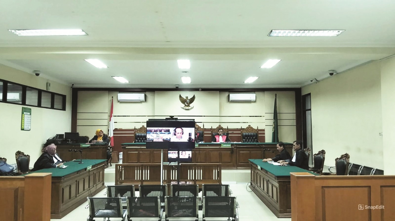 Kades Sukosari Kusno menjalani sidang daring di Pengadilan Tipikor Surabaya, kemarin (23/10). Ia ajukan eksepsi atas dakwaan JPU. ISTIMEWA UNTUK RADAR CARUBAN