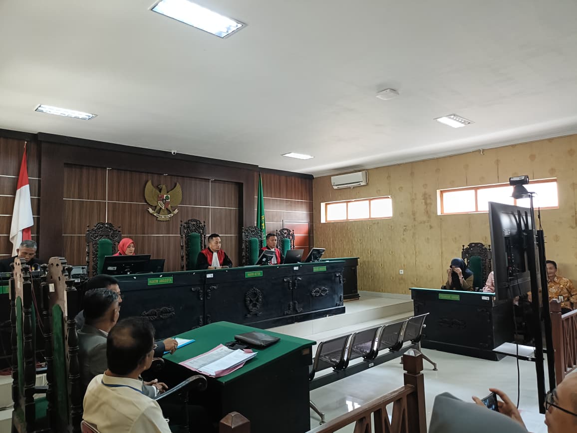 Proses sidang perdana gugatan dua rekanan terhadap Pemkot Madiun digelar di Pengadilan Negeri setempat, Kamis (23/10). HENGKY RISTANTO/JAWA POS RADAR MADIUN