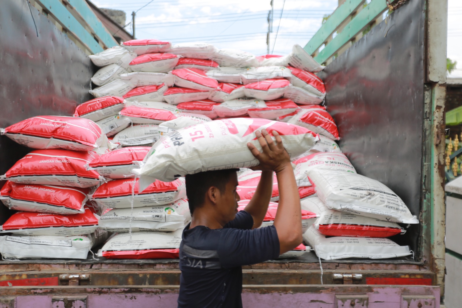 DKPP Kota Madiun menyalurkan 146 ton pupuk nonsubsidi jenis NPK untuk 32 kelompok tani di 20 kelurahan. BAGAS BIMANTARA/JAWA POS RADAR MADIUN
