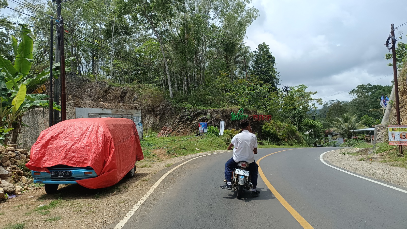 Dua pelajar di Pacitan kedapatan mengendarai motor tanpa perlengkapan keselamatan. Pemkab menerbitkan SE larangan siswa membawa kendaraan tanpa SIM. NUR CAHYONO/JAWA POS RADAR PACITAN