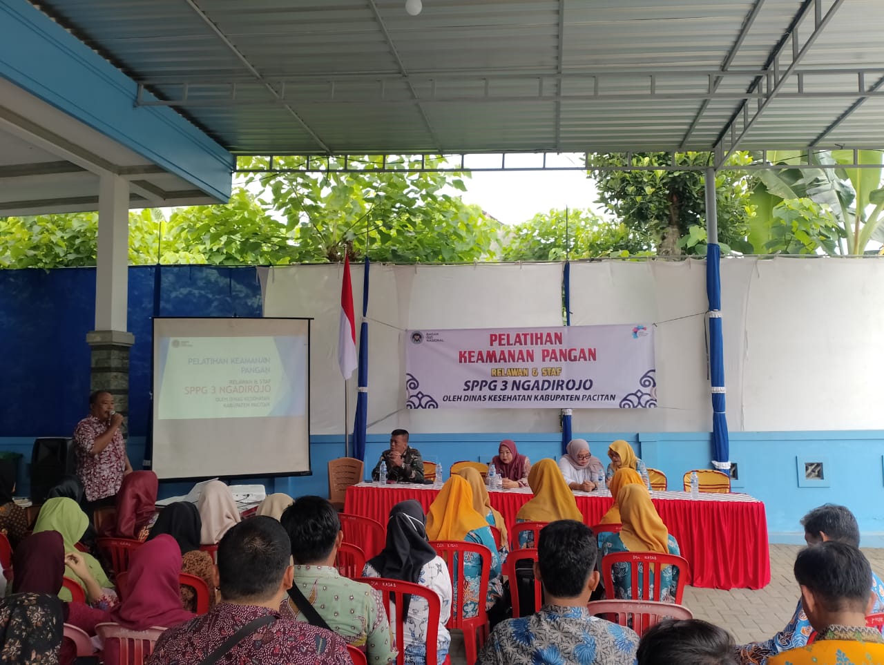 Kepala Dinkes Pacitan dr. Daru Mustikoaji saat membuka pelatihan keamanan pangan bagi penjamah makanan SPPG untuk penerapan standar hygiene sanitasi.