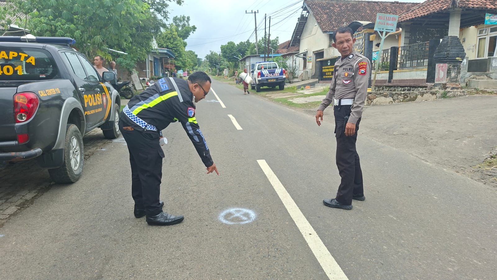 LOKASI: Polisi melakukan olah TKP lakalantas yang menewaskan seorang pengendara sepeda motor di Ginuk, Karas, Kamis (23/10).
