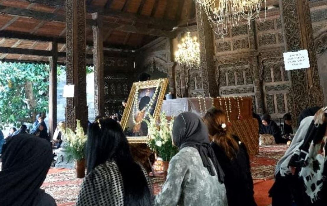 Jenazah Ki Anom Suroto disemayamkan sebelum dimakamkan, Kamis 23 Oktober 2025.