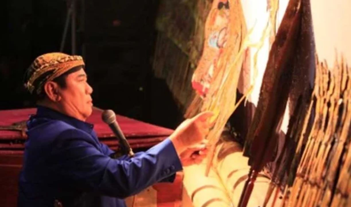 Ki Anom Suroto dalam salah satu pementasan wayang.