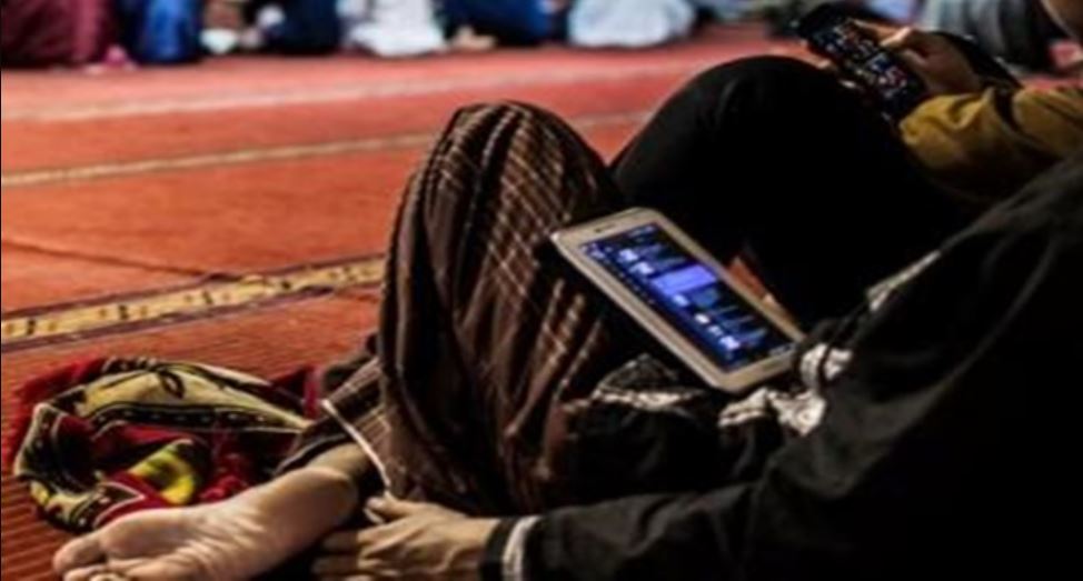 Main HP saat khutbah Jumat ternyata bisa batalkan pahala Jumat, begini penjelasan fatwa Muhammadiyah.