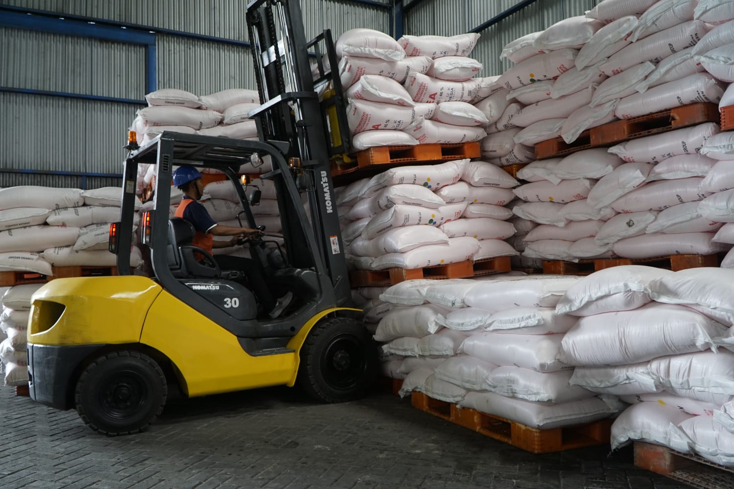 Pemerintah resmi menurunkan HET pupuk subsidi hingga 20 persen, namun serapan di Pacitan masih rendah menjelang akhir tahun. DOK JAWA POS RADAR PACITAN