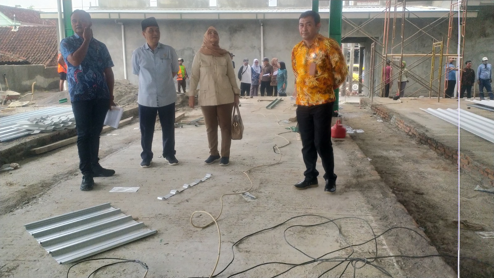 Ketua Komisi III DPRD Ngawi Erning Yuliasnunik bersama anggota memantau progres proyek Pasar Kendal yang kini capai 71 persen. ASEP SYAEFUL BACHRI/JAWA POS RADAR NGAWI