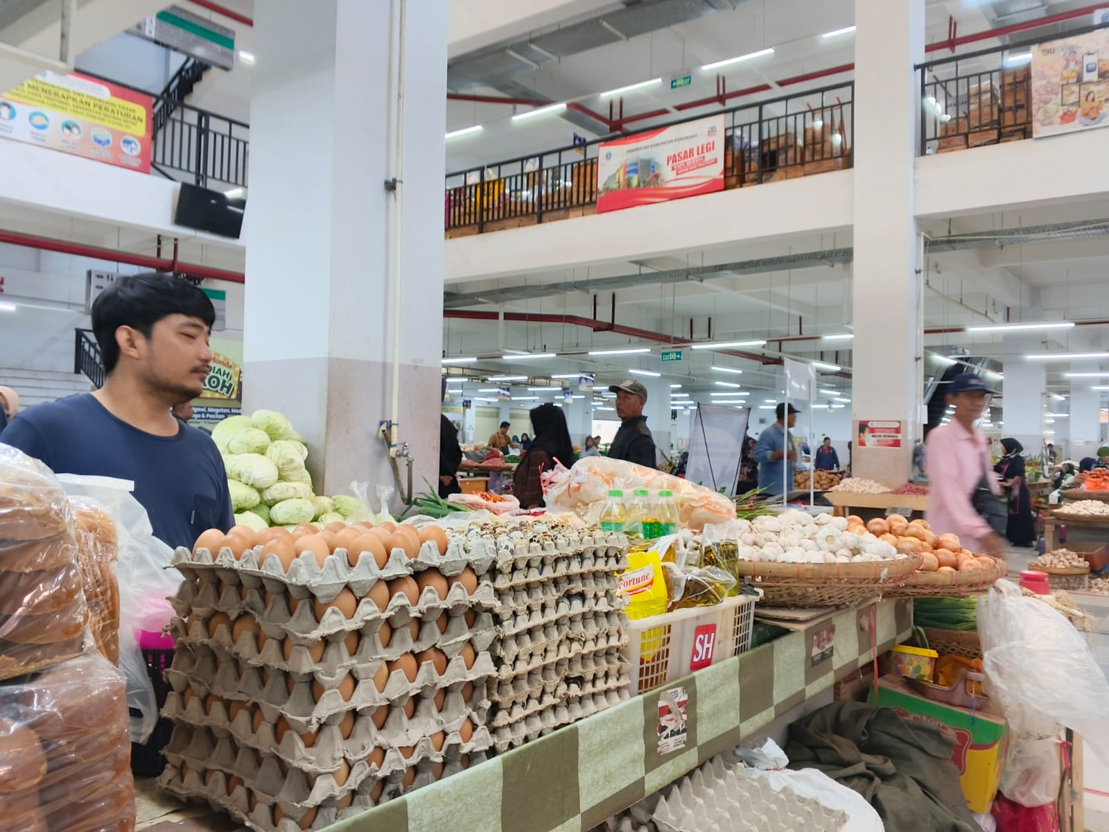 Pedagang di Pasar Legi Ponorogo mengurangi stok telur akibat harga melambung hingga Rp 29 ribu per kilogram. FOTO: JAWA POS RADAR PONOROGO