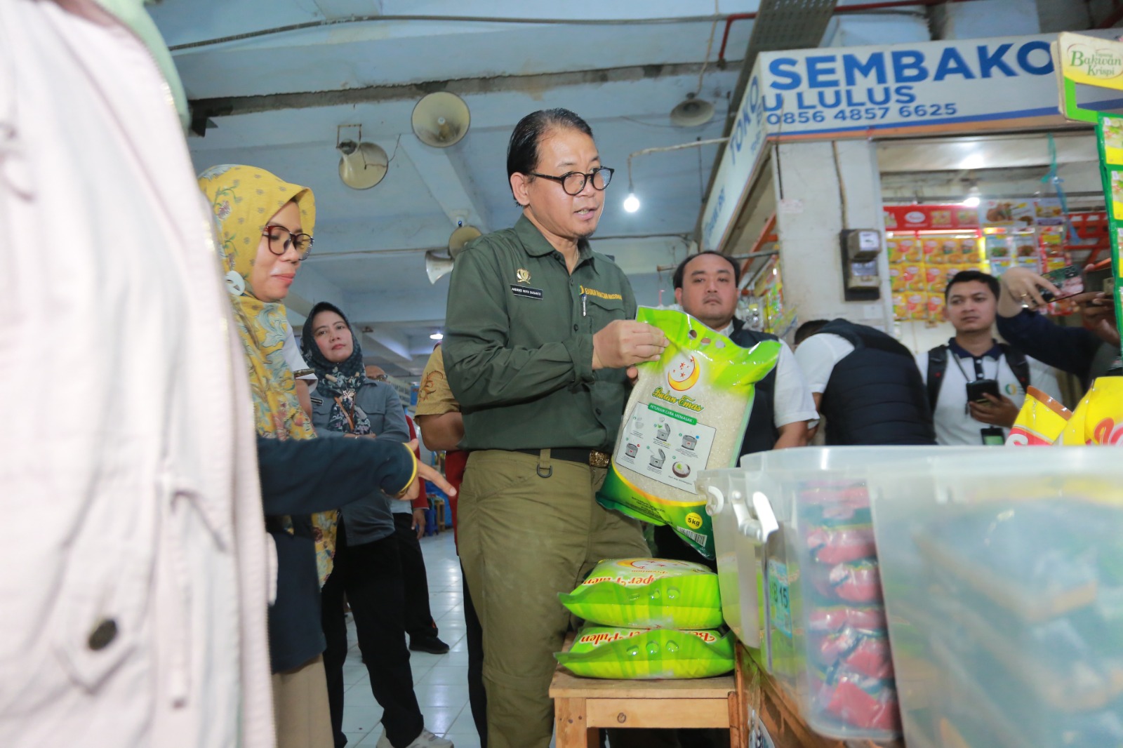 Deputi Bapanas Andriko Noto Susanto meninjau harga beras di Pasar Besar Madiun, Jumat (24/10). Pemerintah pastikan harga sesuai HET. BAGAS BIMANTARA/RADAR MADIUN