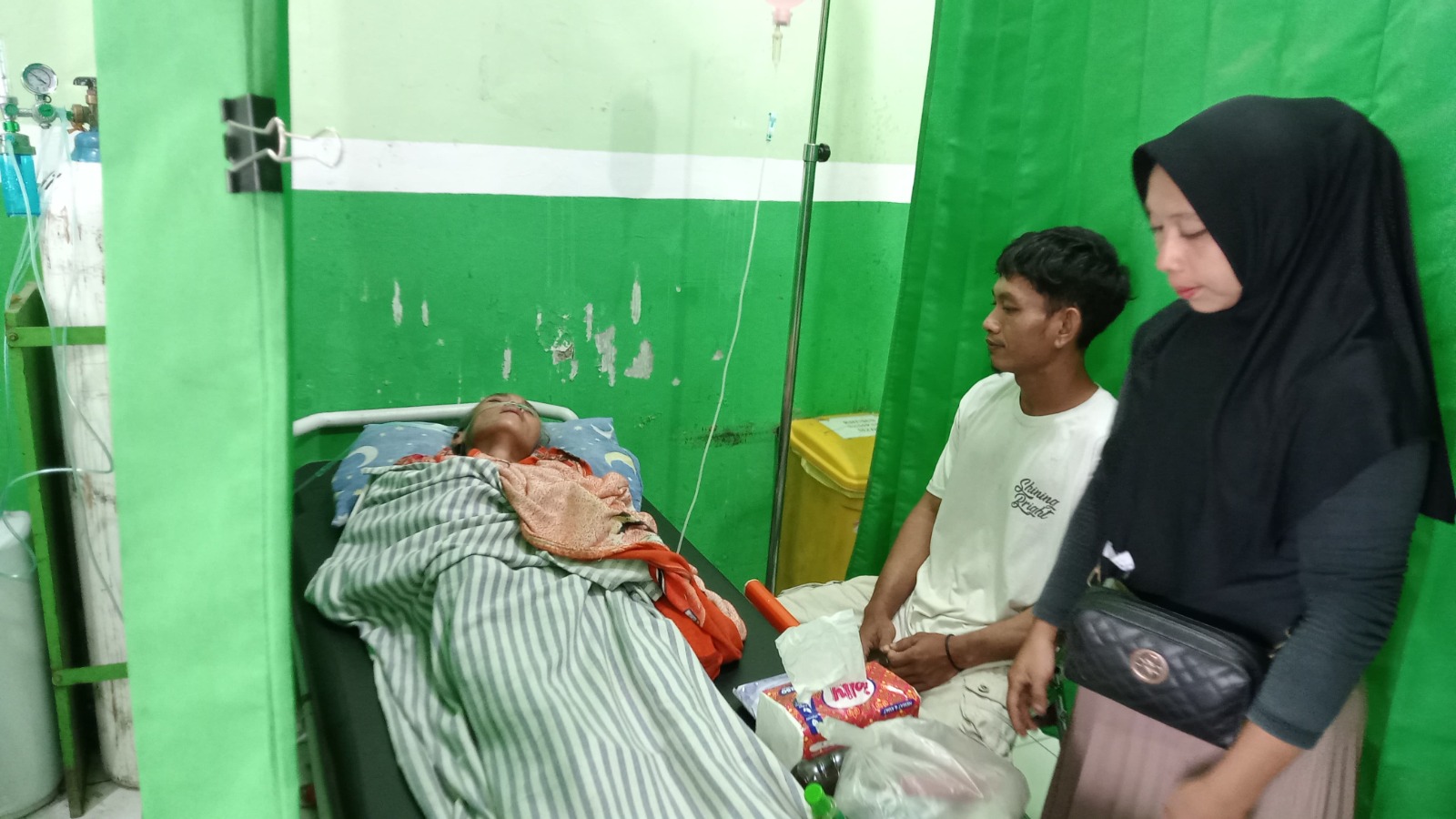 Sri Wahyuni, warga Desa Cantel, Pitu, dirawat di Puskesmas Pitu setelah ditemukan selamat di kebun tebu usai hilang tiga hari. ASEP SYAEFUL/RADAR NGAWI