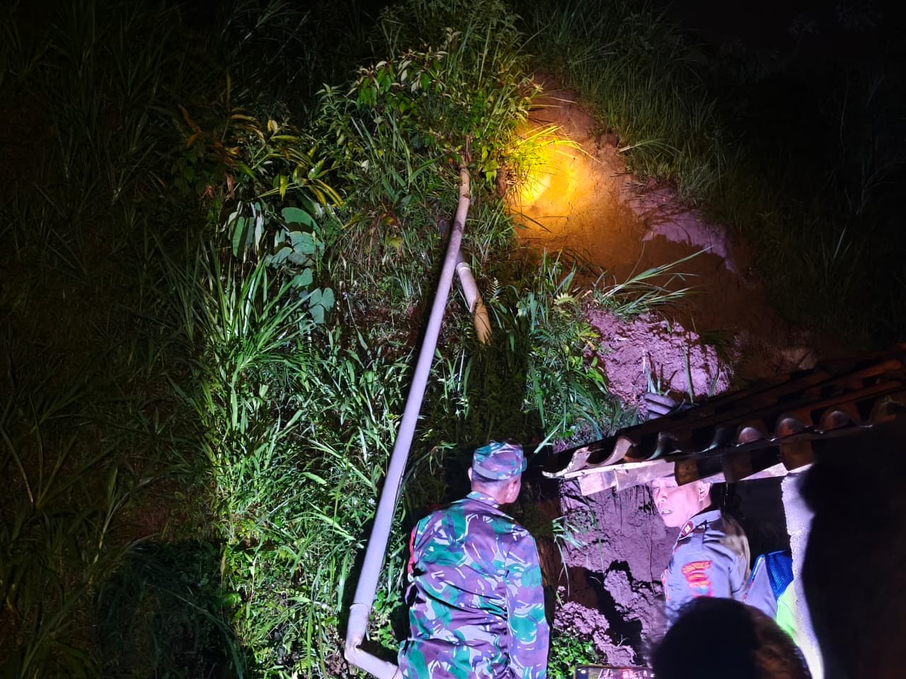 Aparat meninjau longsor di Poncol, Magetan.
