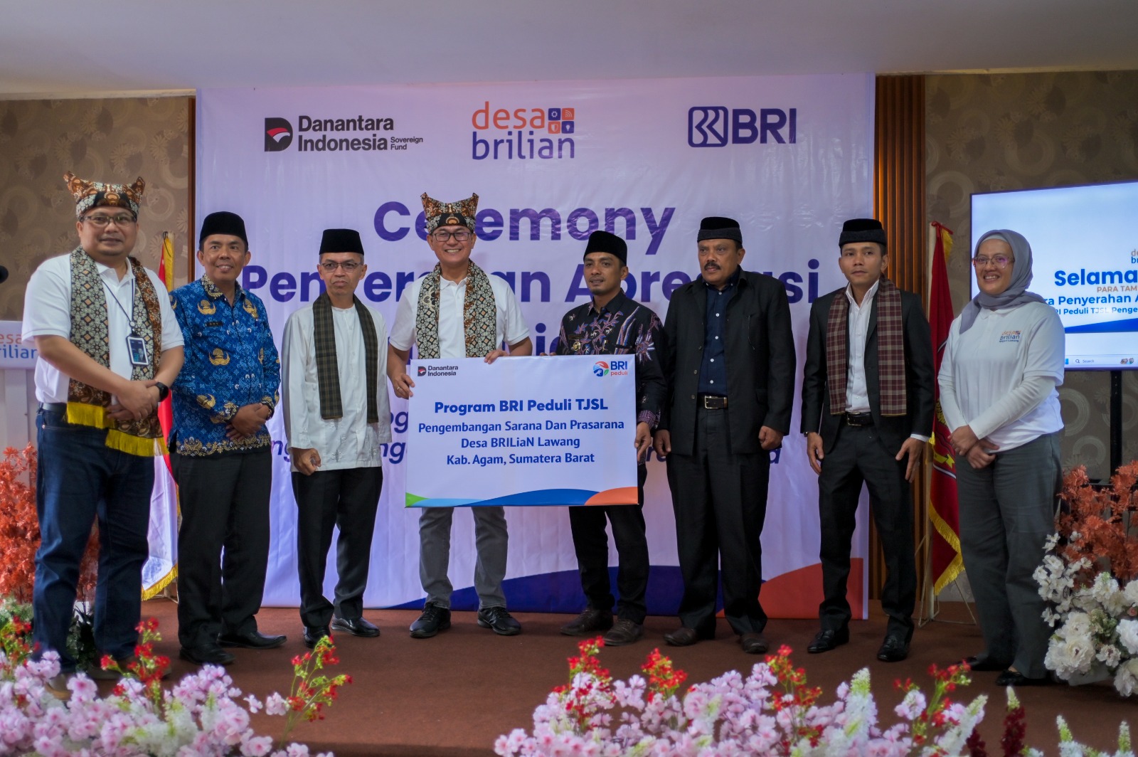 SEVP Ultra Micro BRI Muhammad Candra Utama menyerahkan bantuan BRI Peduli untuk masyarakat Nagari Lawang dalam ajang Apresiasi Desa BRILiaN 2024 di Bukittinggi.