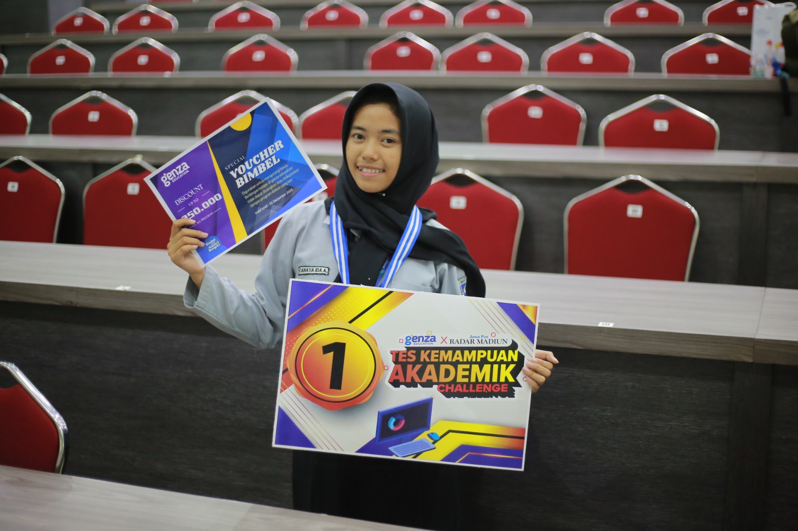 Cahaya Ida Aulia, siswi SMAN 1 Geger, berhasil meraih juara pertama TKA Challenge 2025 yang digelar Jawa Pos Radar Madiun bersama Genza Education di Universitas Merdeka Madiun. BAGAS B/RADAR MADIUN
