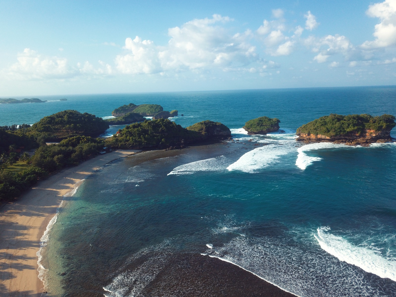 Disparbudpora Pacitan berupaya menggenjot promosi dan membenahi fasilitas untuk mendongkrak PAD sektor wisata yang baru tercapai 85 persen. TEGAR RUKMANA/JAWA POS RADAR PACITAN