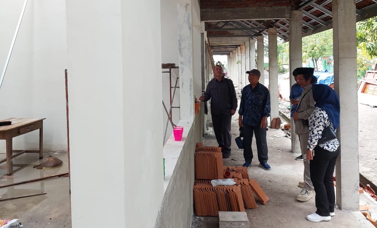 Anggota Komisi II DPRD Ngawi meninjau salah satu sekolah yang masuk daftar perbaikan dalam PAPBD 2025. ASEP SYAEFUL BACHRI/JAWA POS RADAR NGAWI