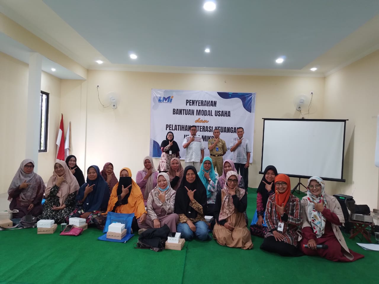 LMI rayakan 30 tahun dengan berbagi bantuan modal usaha untuk warga miskin di Magetan.