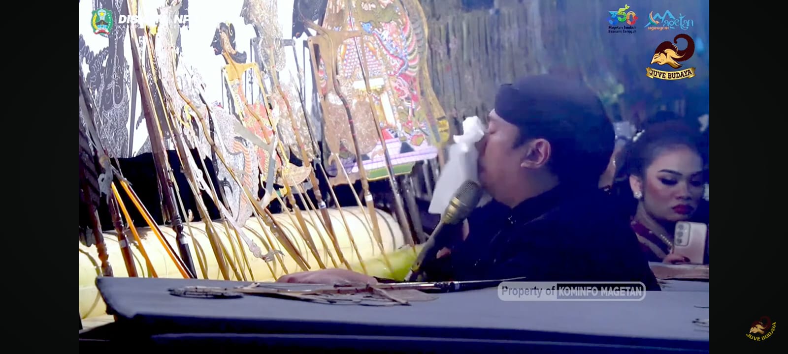 Ki Bayu Aji, putra Ki Anom Suroto, menangis saat membuka pagelaran wayang kulit dalam rangka Hari Jadi Magetan.
